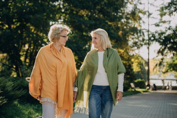 due donne anziano passeggiano nel parco