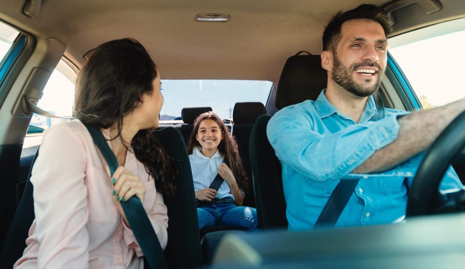 famiglia di padre madre figlia in auto