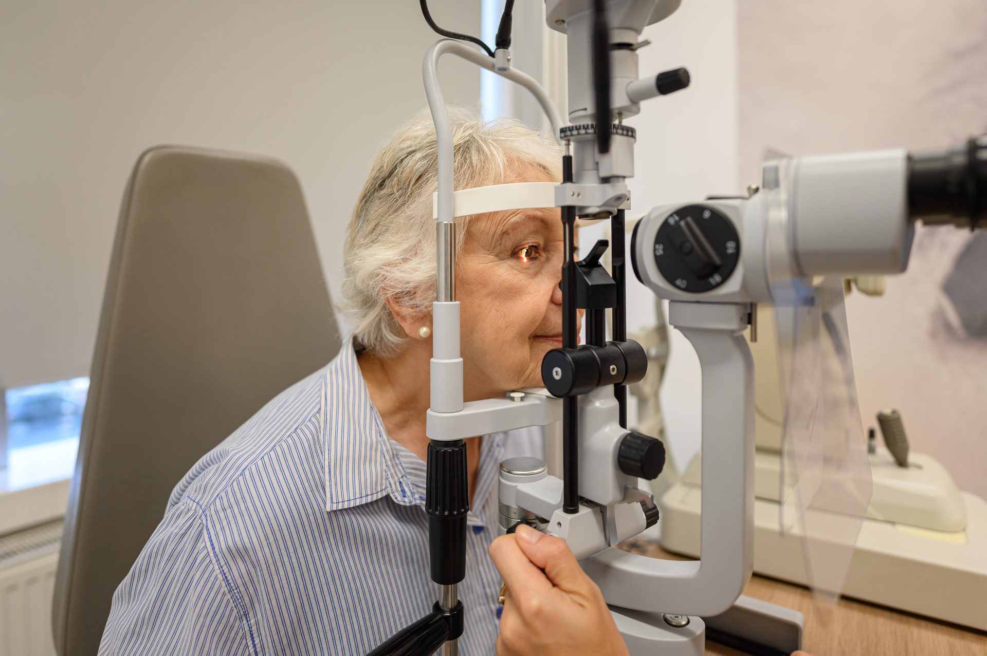 donna anziana fa visita oculistica