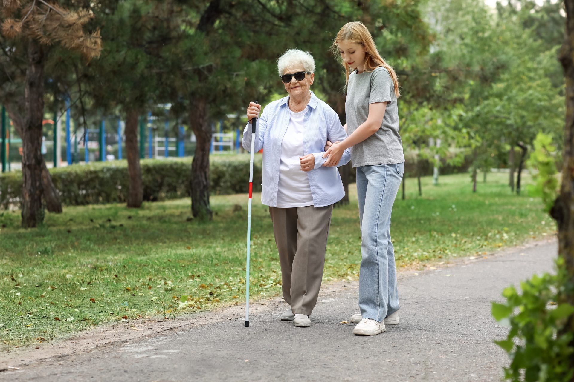 caregiver assiste donna anziana cieca