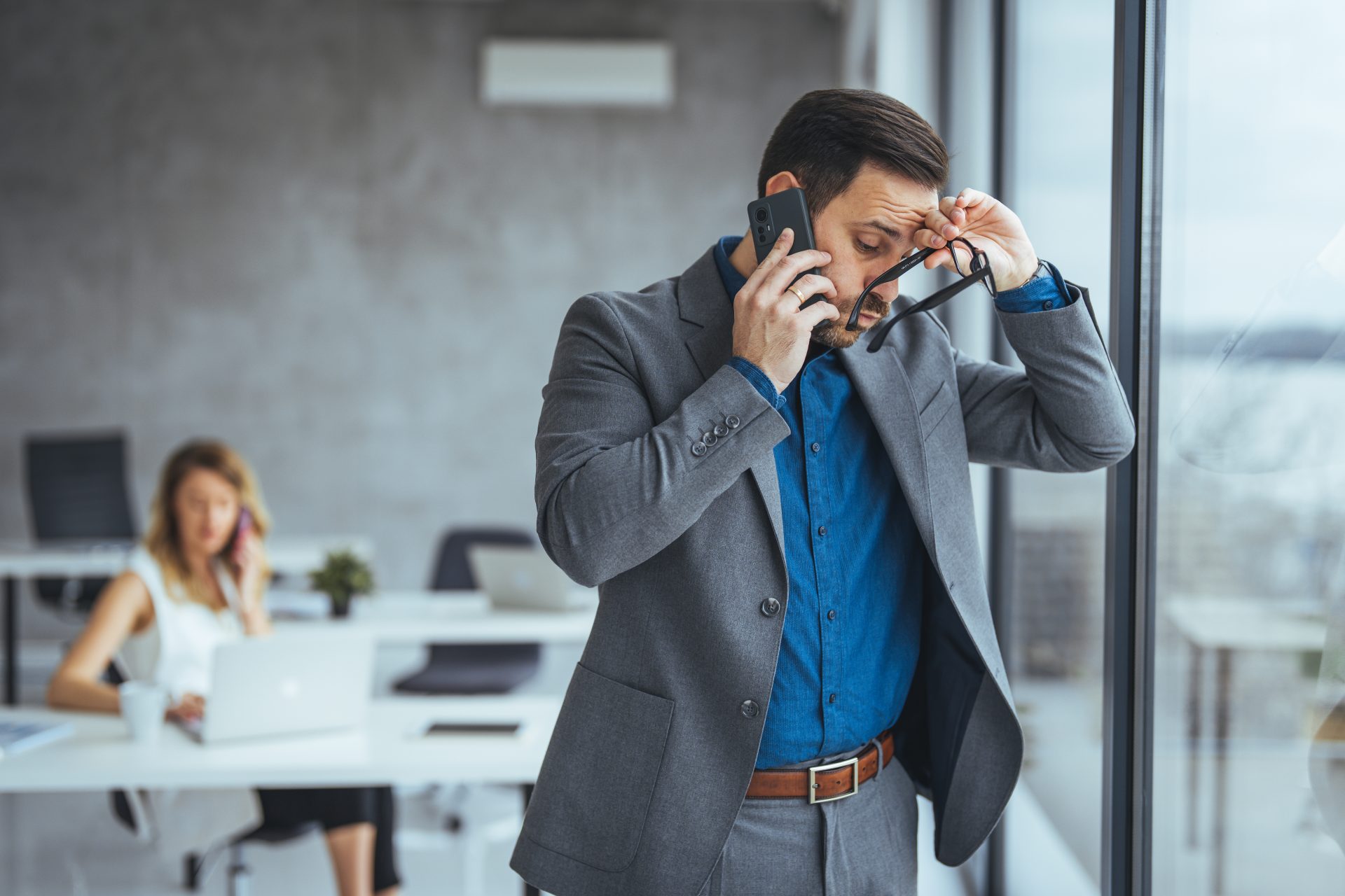 uomo stressato in ufficio