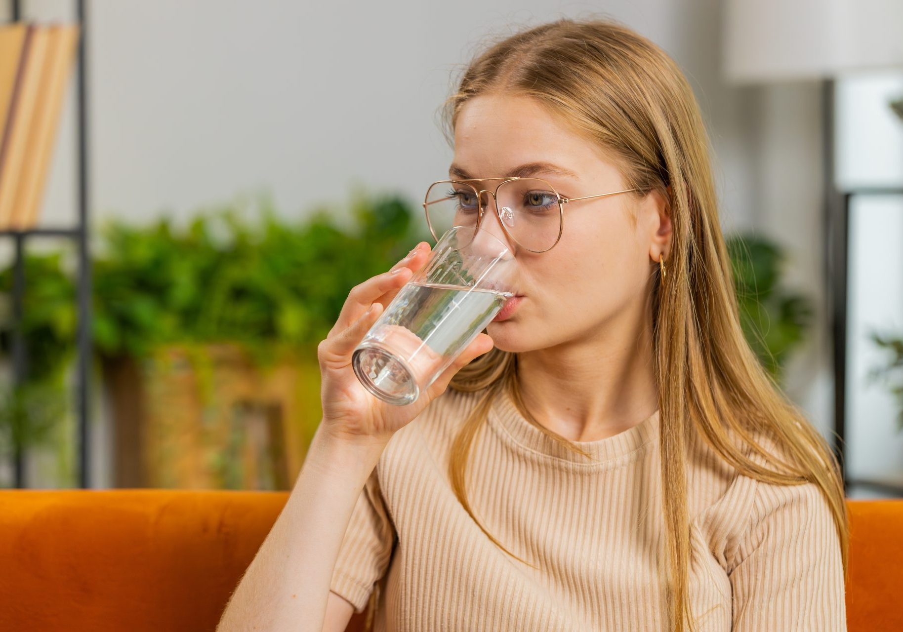 ragazza beve bicchiere d'acqua