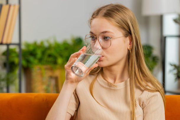 diabete-sintomi-iniziali_cover ragazza beve bicchiere d'acqua