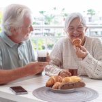 coppia di anziani fa colazione all'aperto