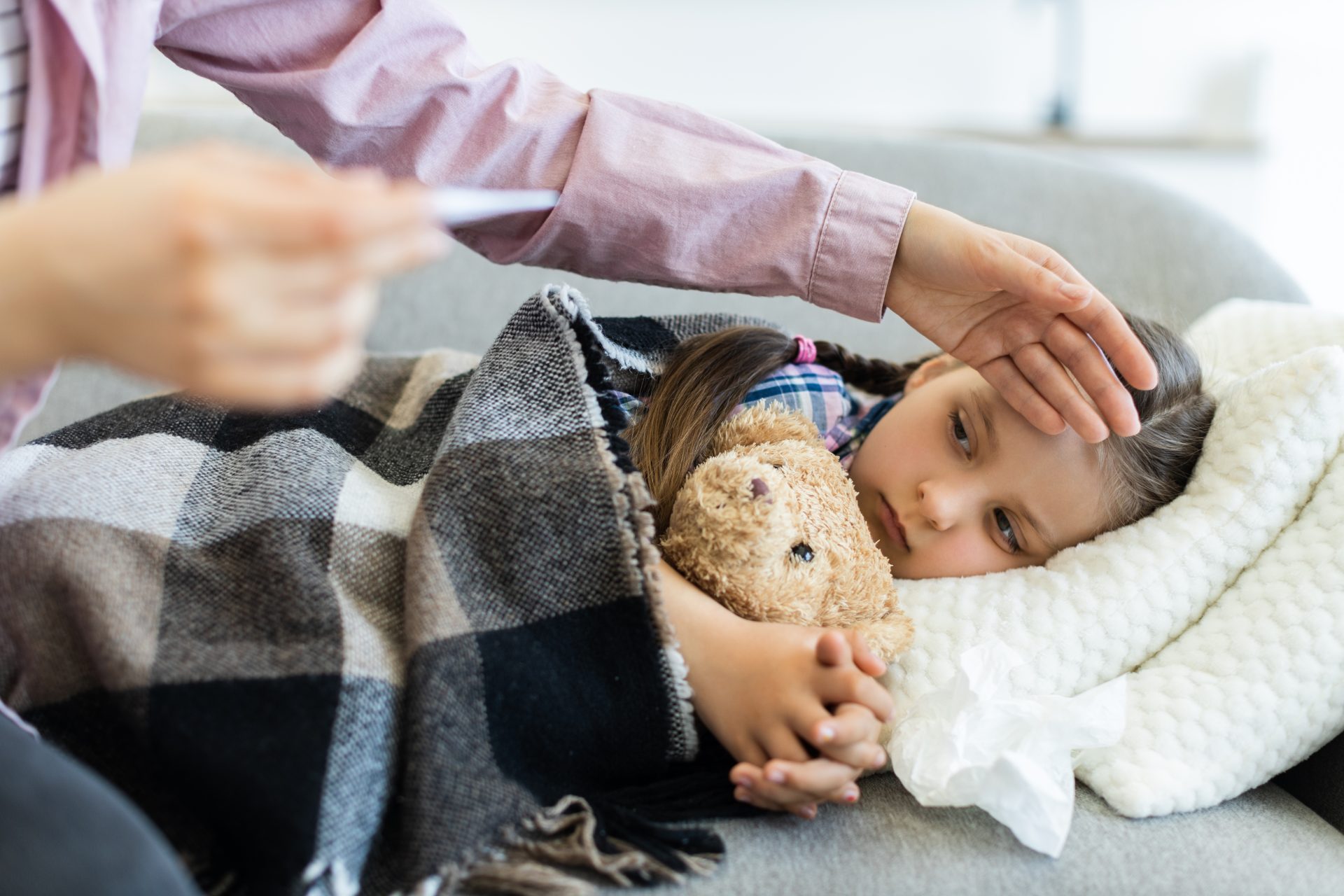 madre misura febbre a figlia malata
