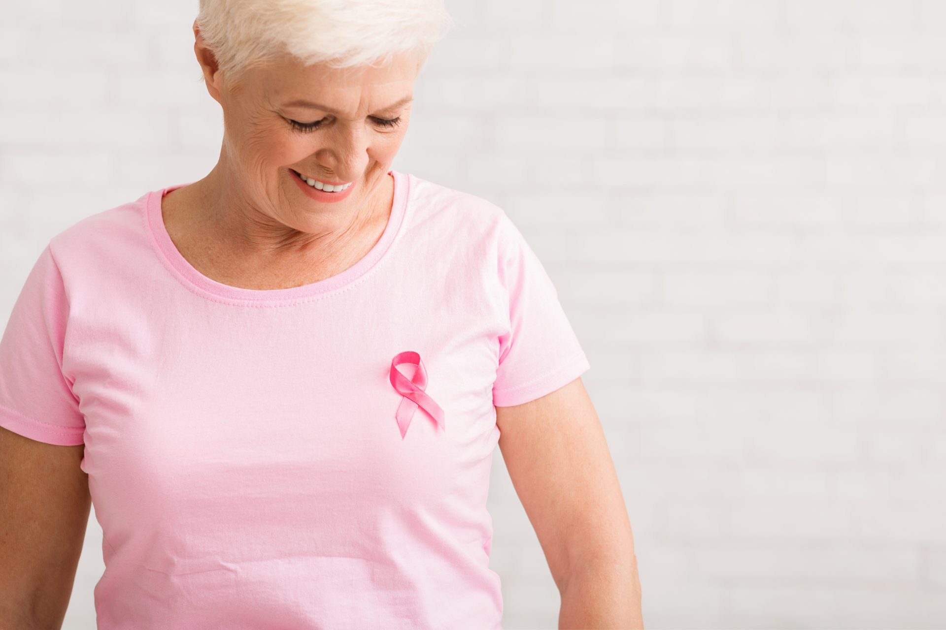 donna anziana con nastro contro lotta al cancro
