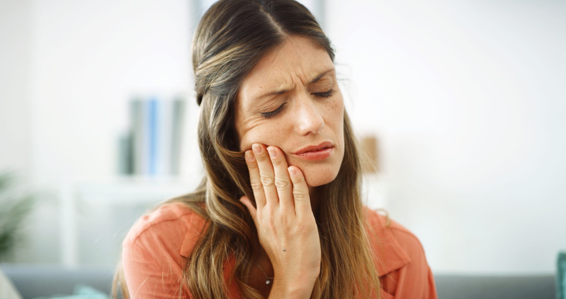 giovane donna con mal di denti