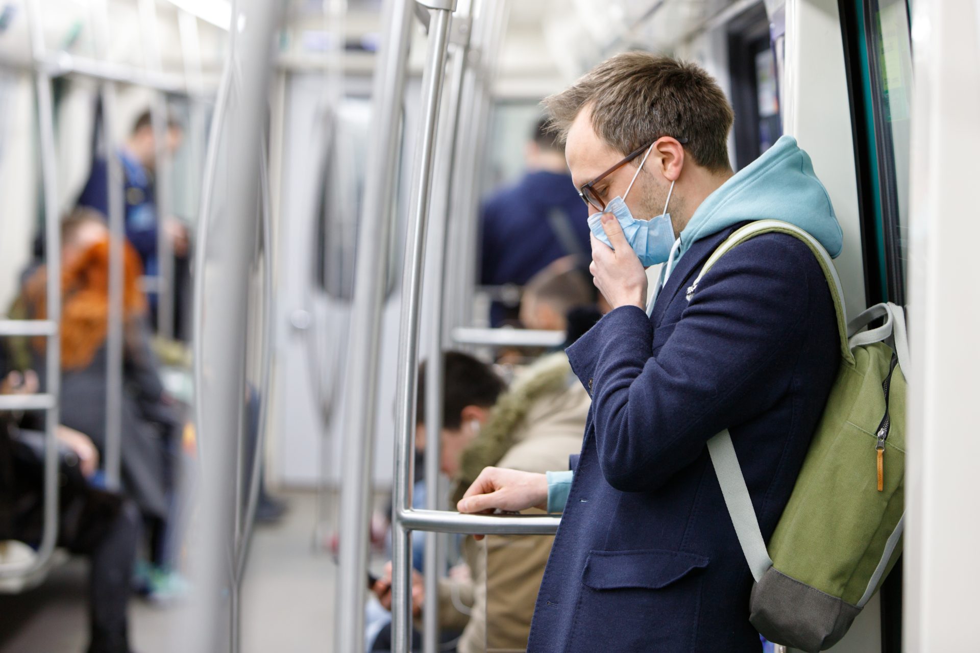 uomo influenzato con mascherina in metro