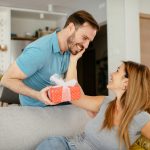 uomo dà pacco regalo alla compagna