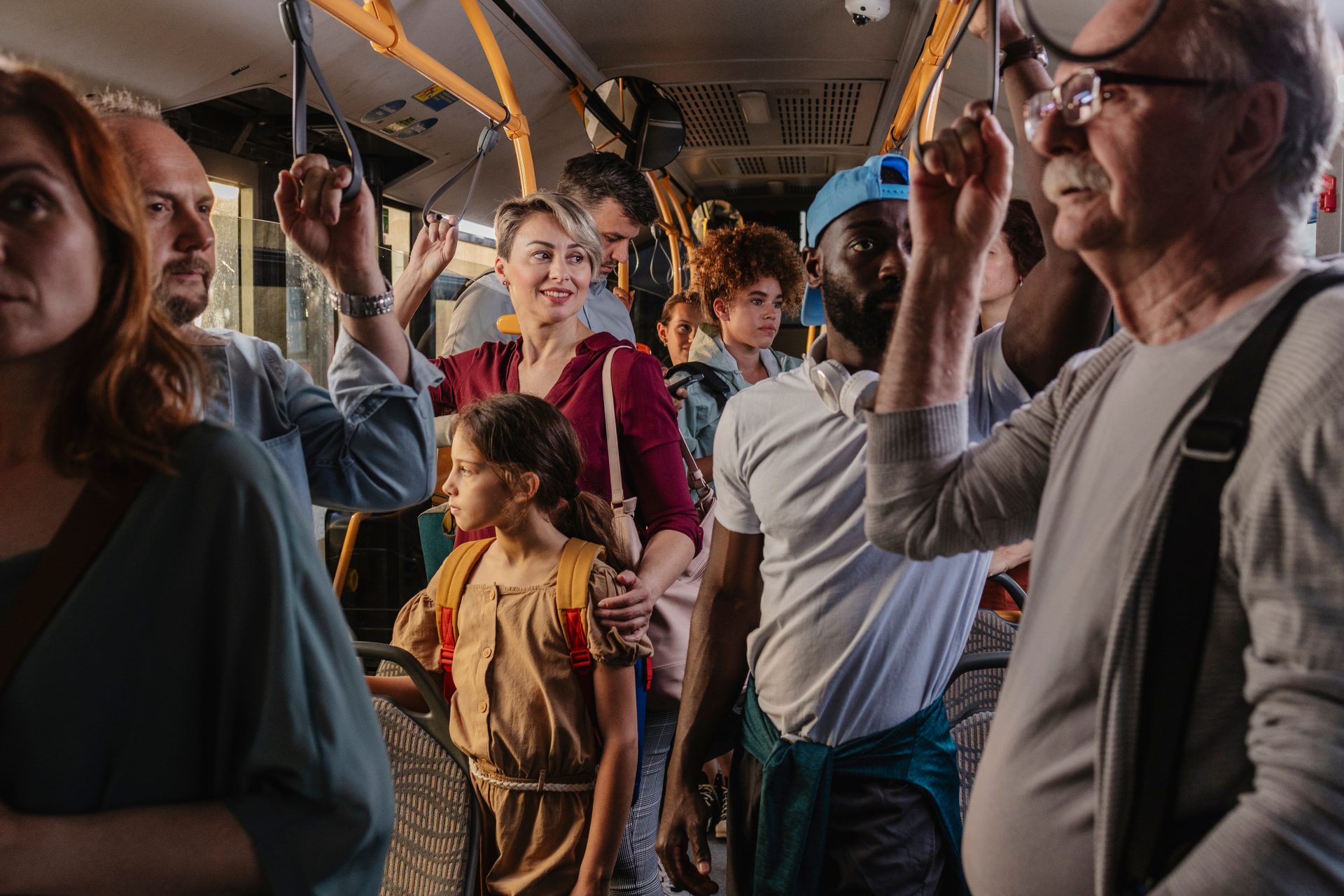 mezzo di trasporto pubblico affollato