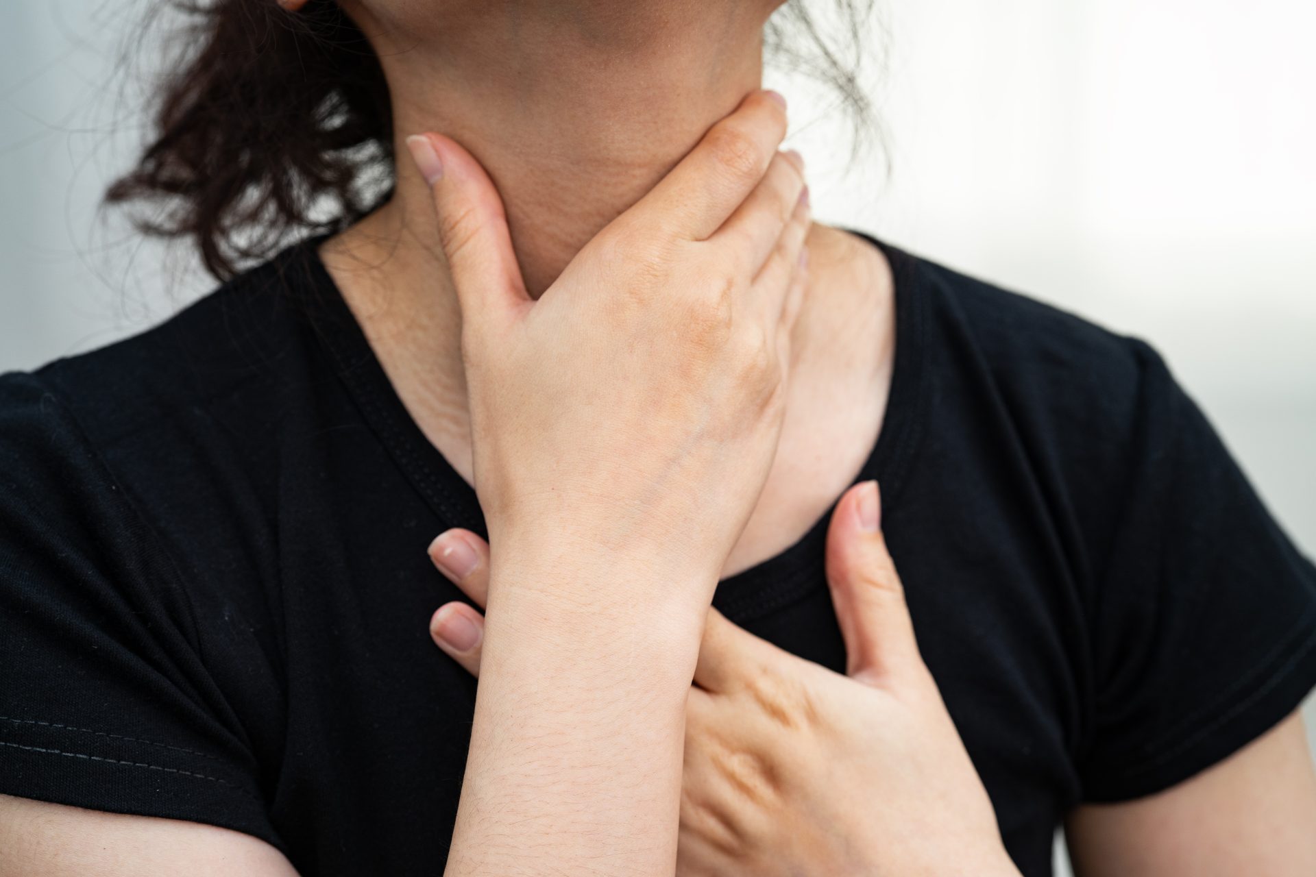 donna si tocca il collo