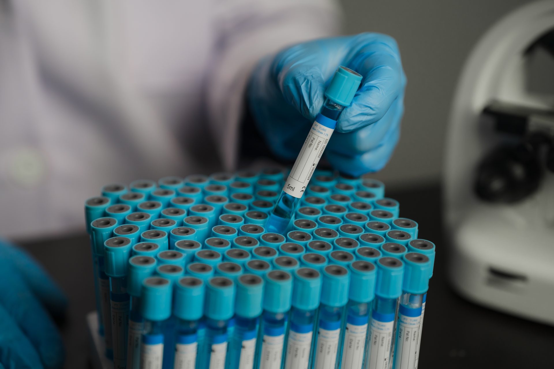 tecnico di laboratorio con provette