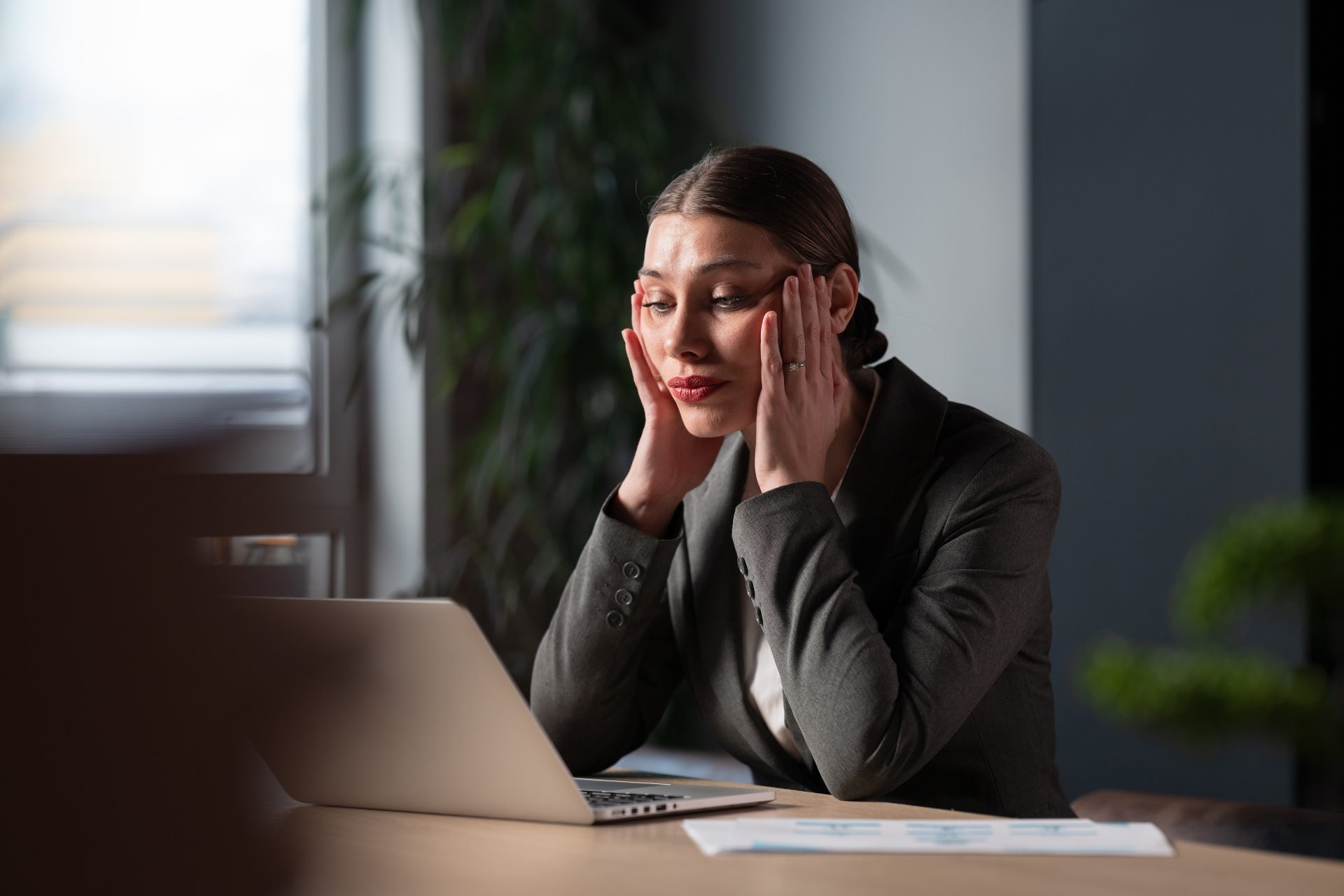 giovane donna stressata davanti al computer