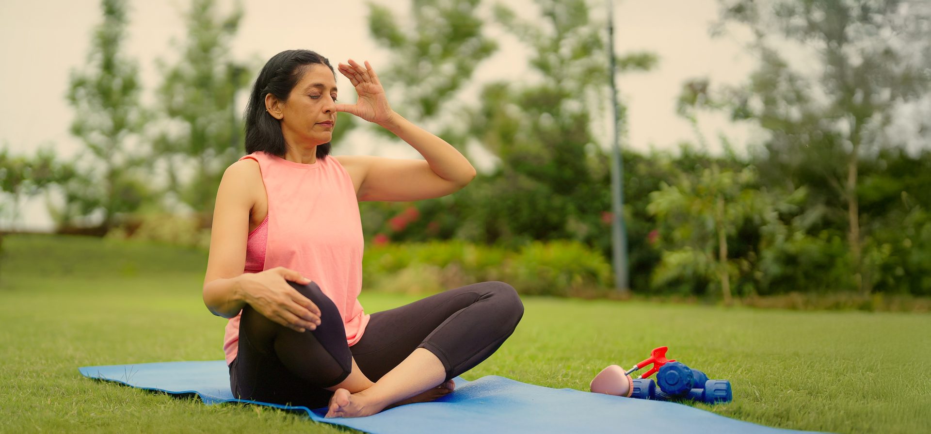 donna che fa yoga all'aperto