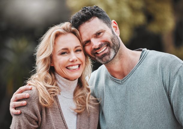uomo e donna sorridenti
