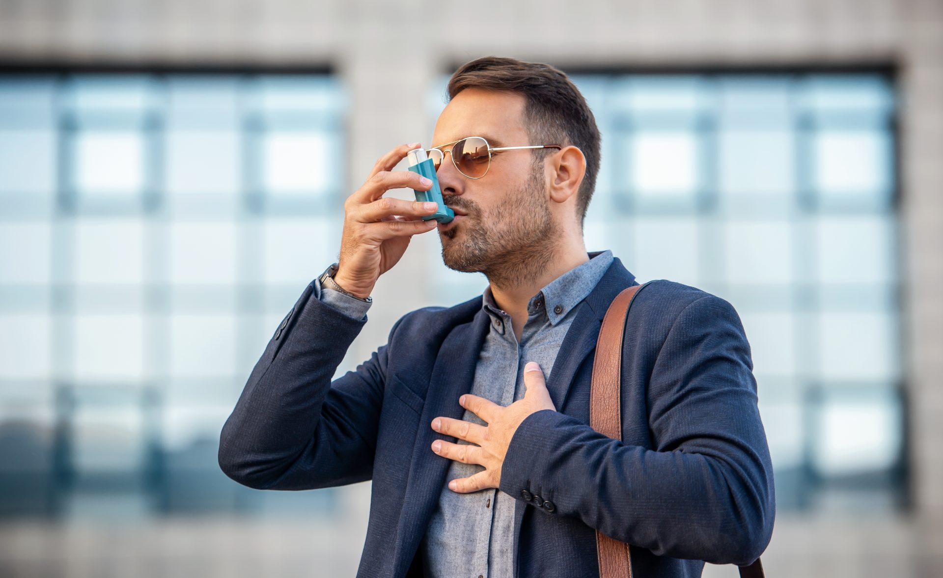 uomo usa broncodilatatore all'aperto