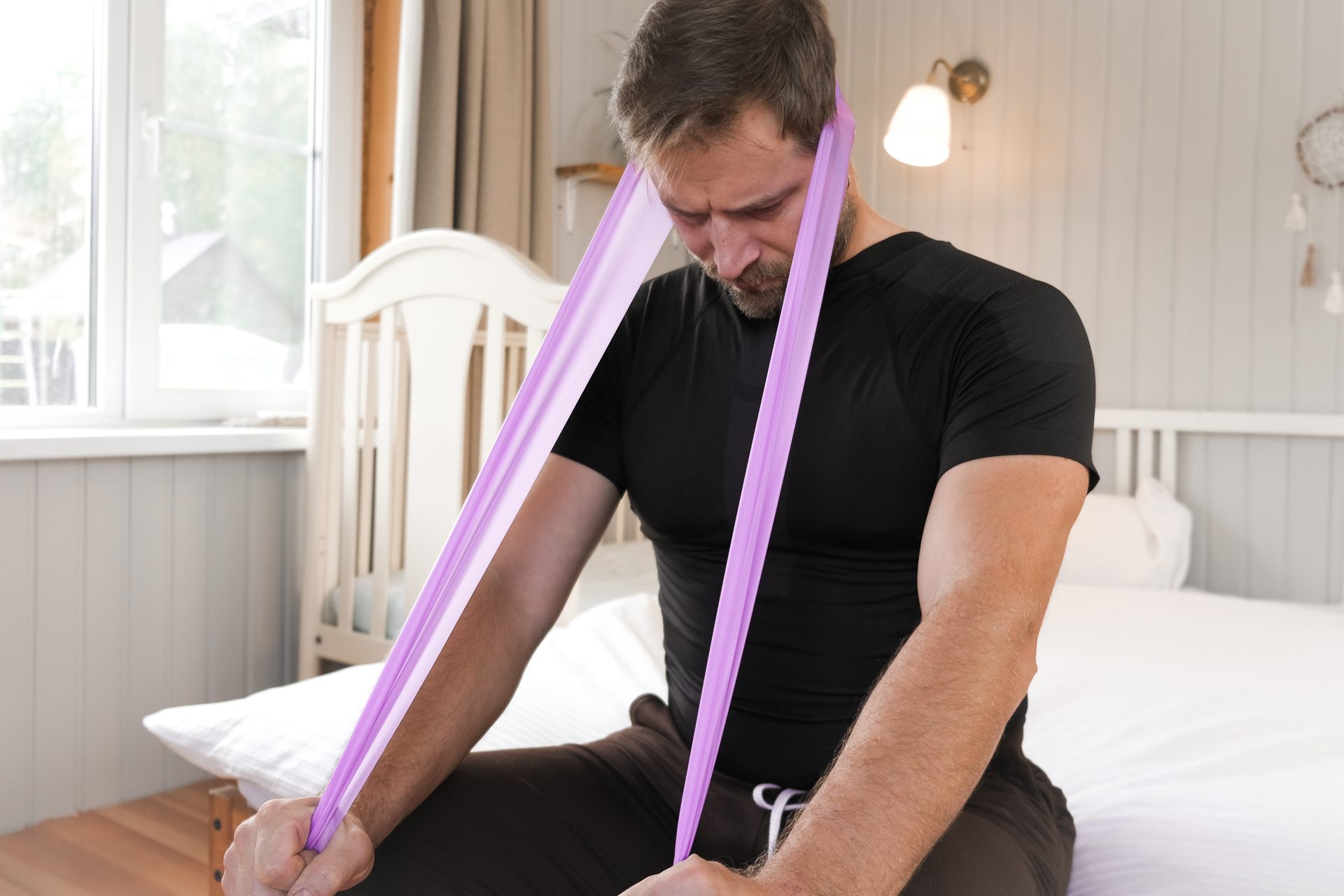 uomo fa esercizio per cervicale con un elastico