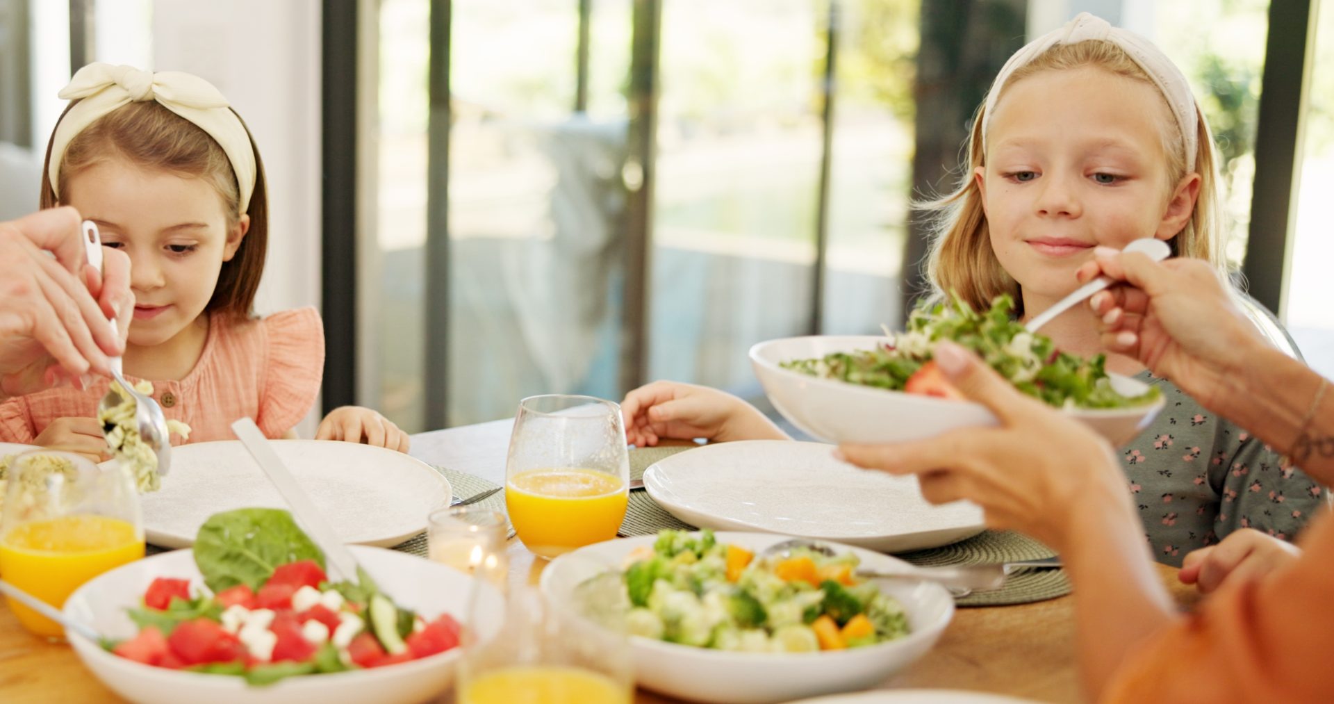 bambine a tavola mangiano cibo sano