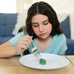 giovane ragazza con disturbi alimentari