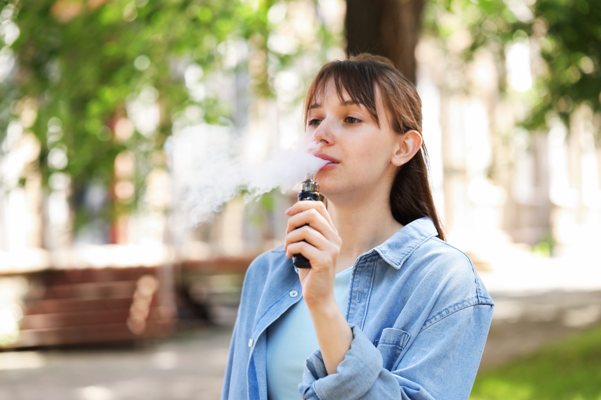 ragazza fuma sigaretta elettronica
