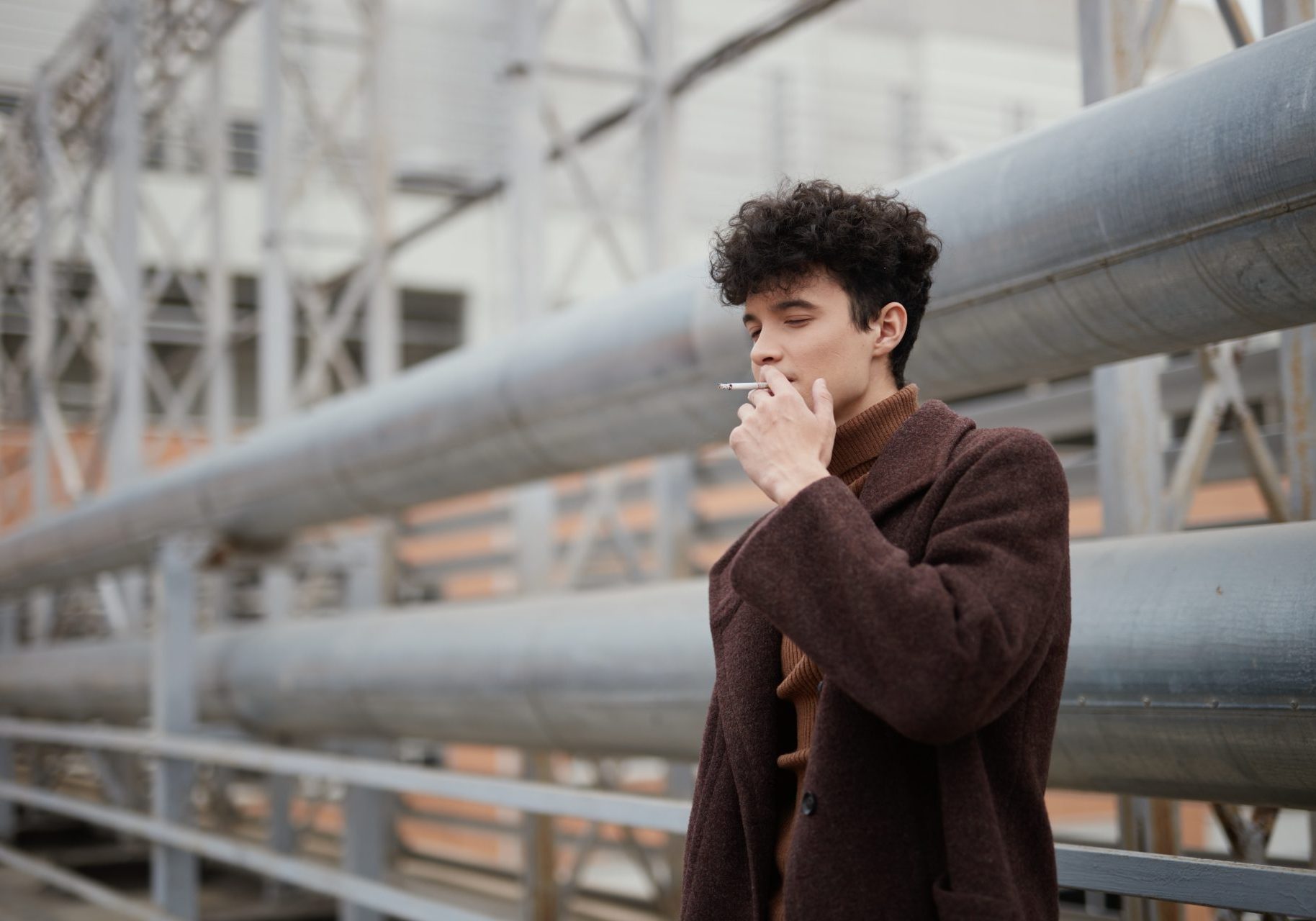 ragazzo fuma all'aperto