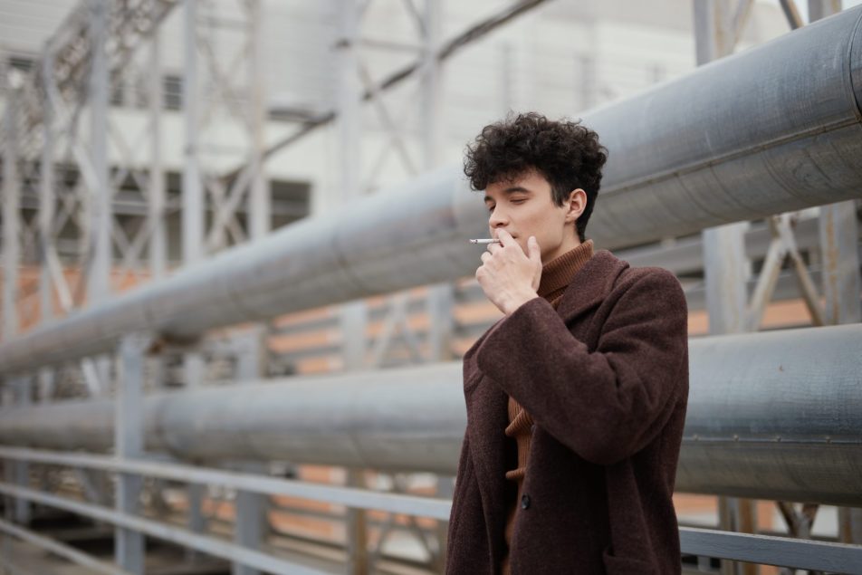 ragazzo fuma all'aperto