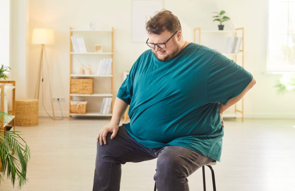 uomo obeso seduto su sgabello