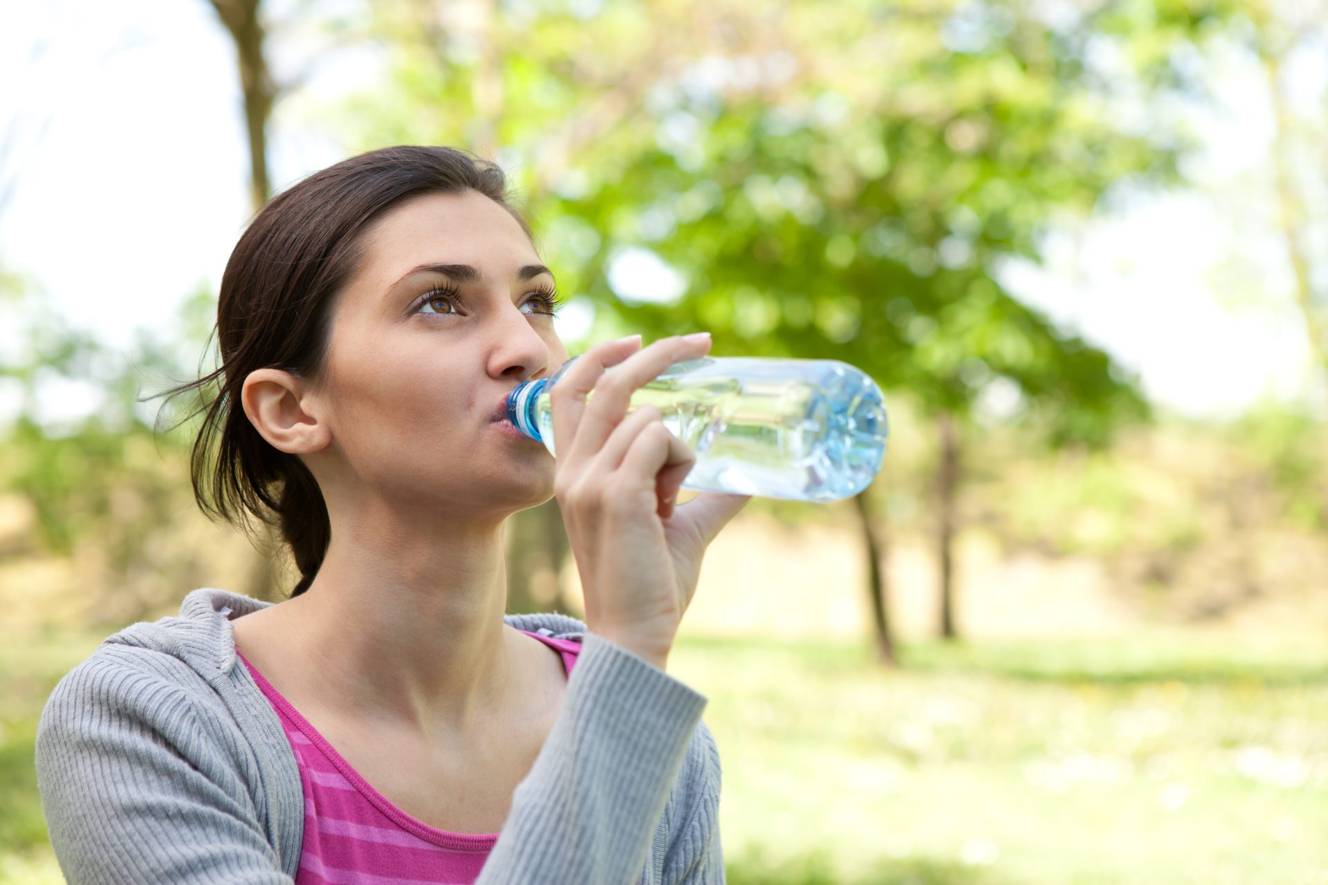 ragazza beve da bottiglietta d'acqua