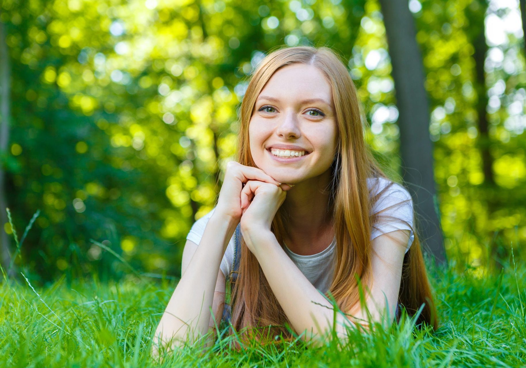 pap-test-ogni-quanto_cover giovane ragazza sorridente distesa su prato