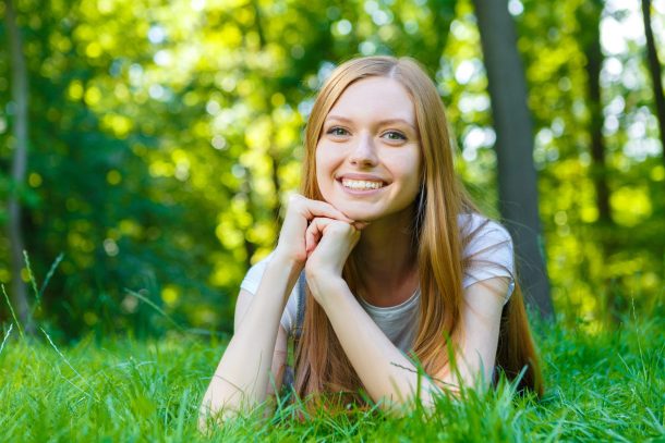 pap-test-ogni-quanto_cover giovane ragazza sorridente distesa su prato