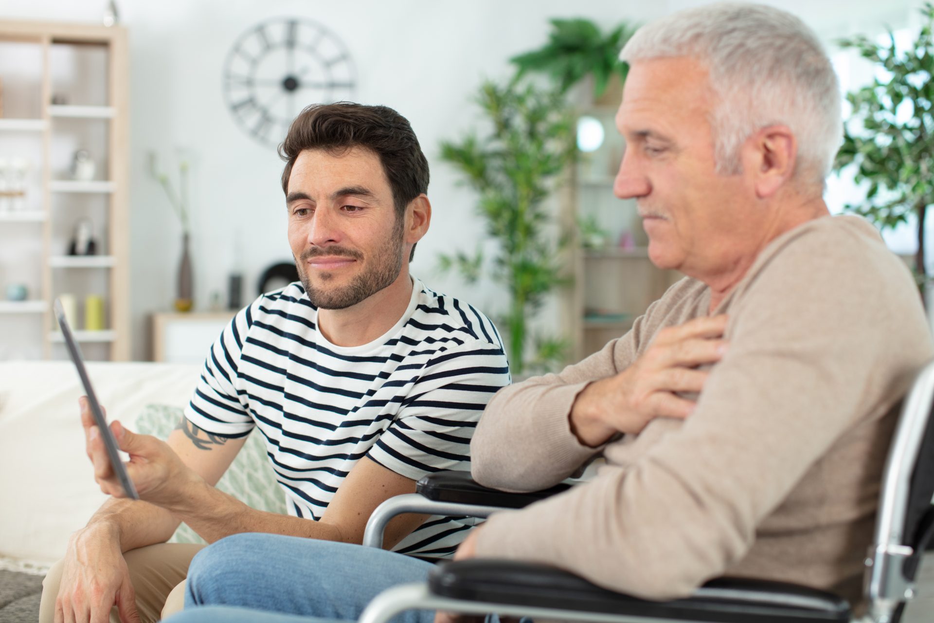 caregiver assiste uomo anziano