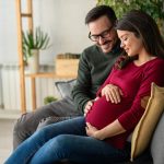 coppia di uomo e donna incinta