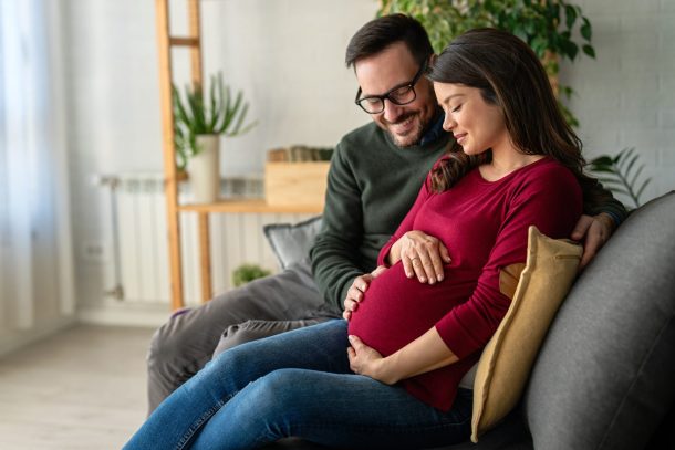 coppia di uomo e donna incinta