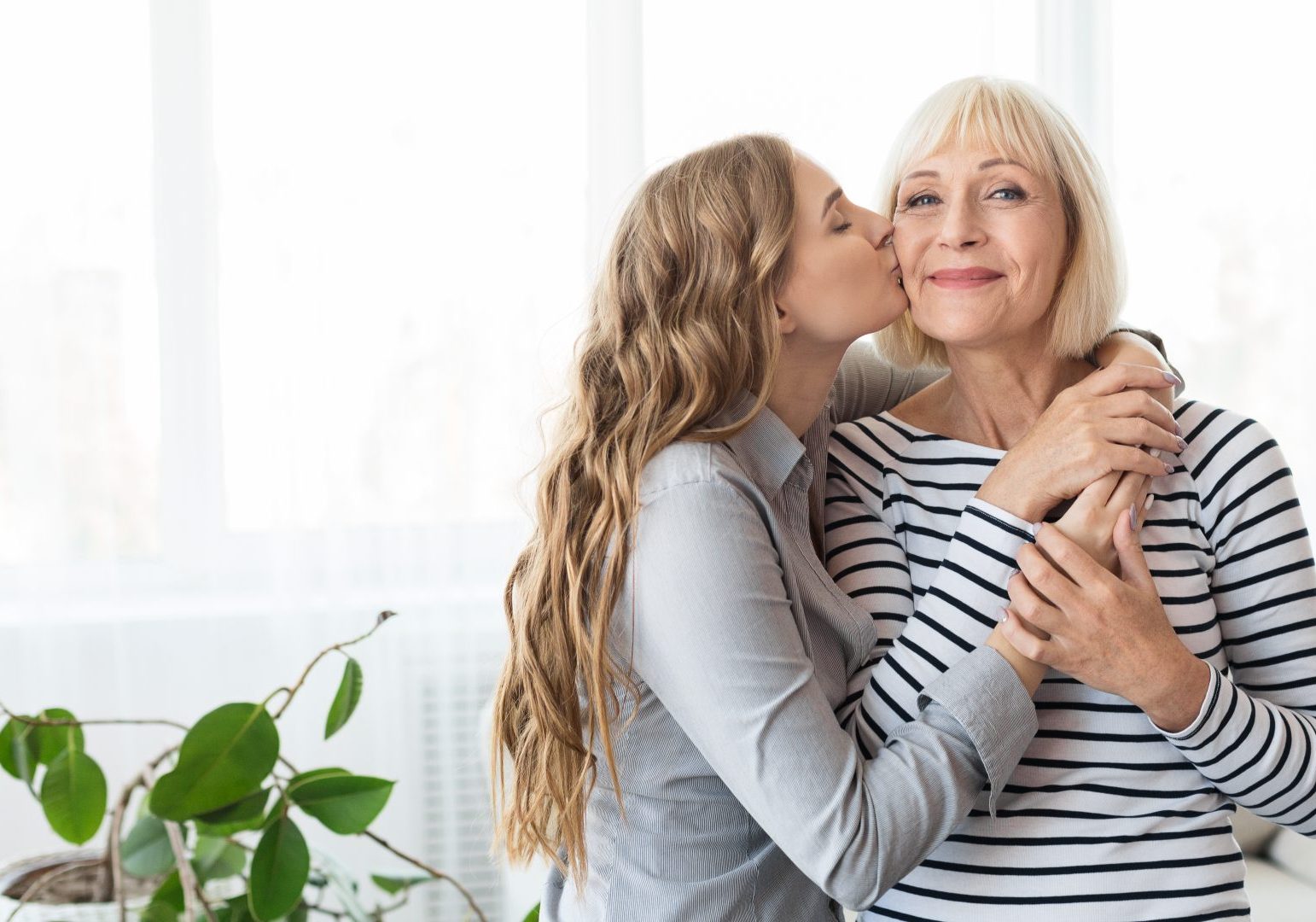 salute-donna_cover ragazza abbraccia e dà bacio sulla guancia alla madre