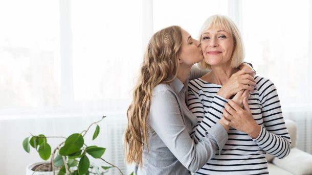 salute-donna_cover ragazza abbraccia e dà bacio sulla guancia alla madre