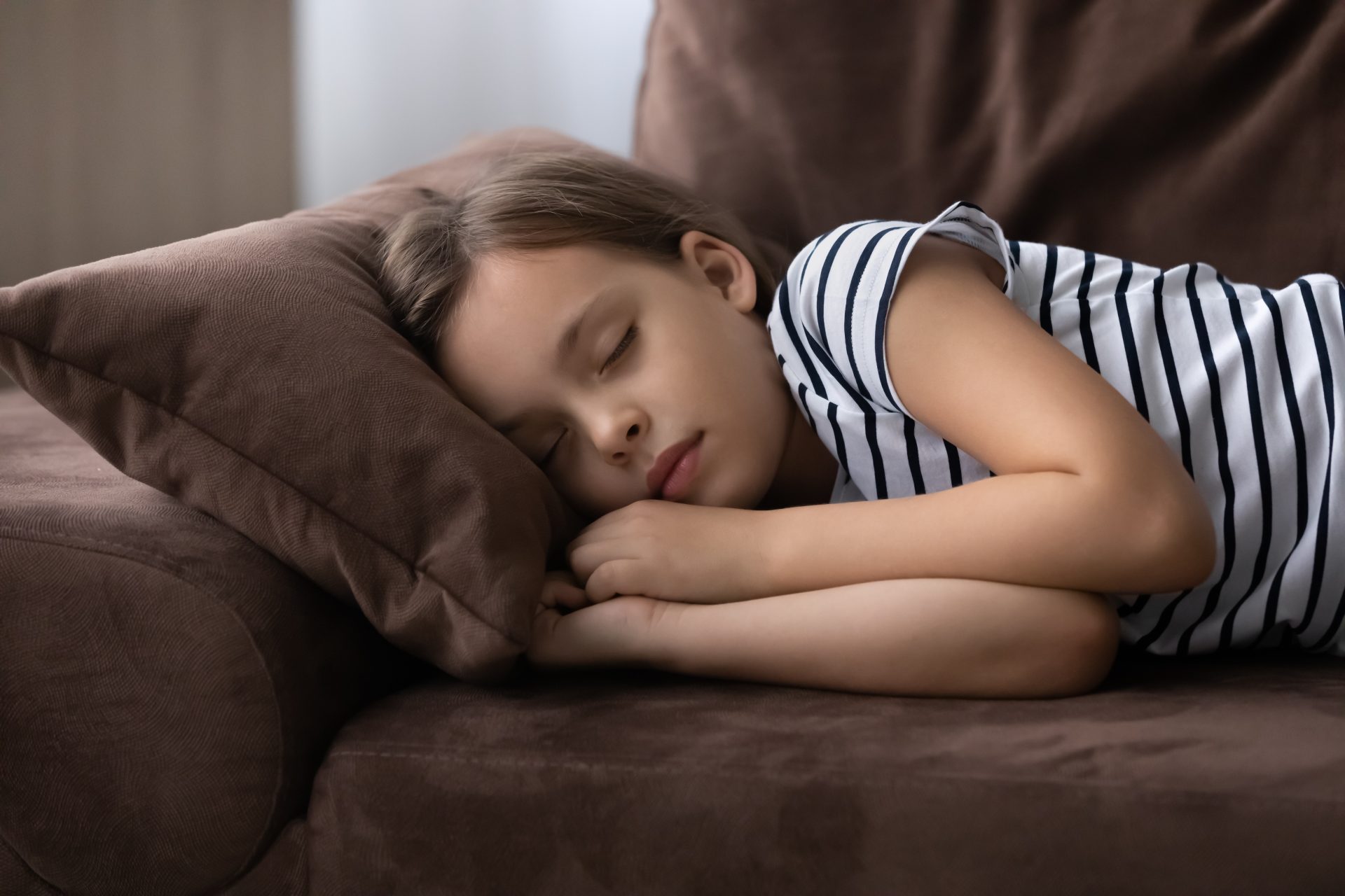 bambina dorme sul divano