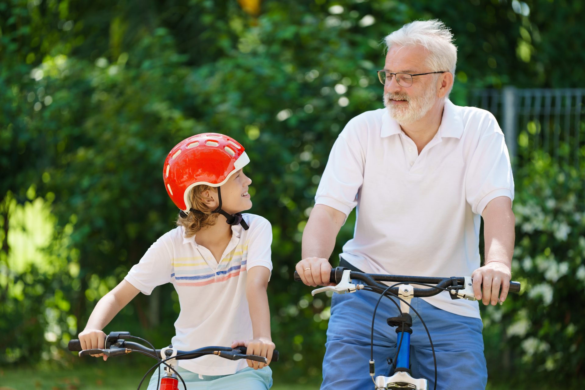 nonno e nipote in bicicletta