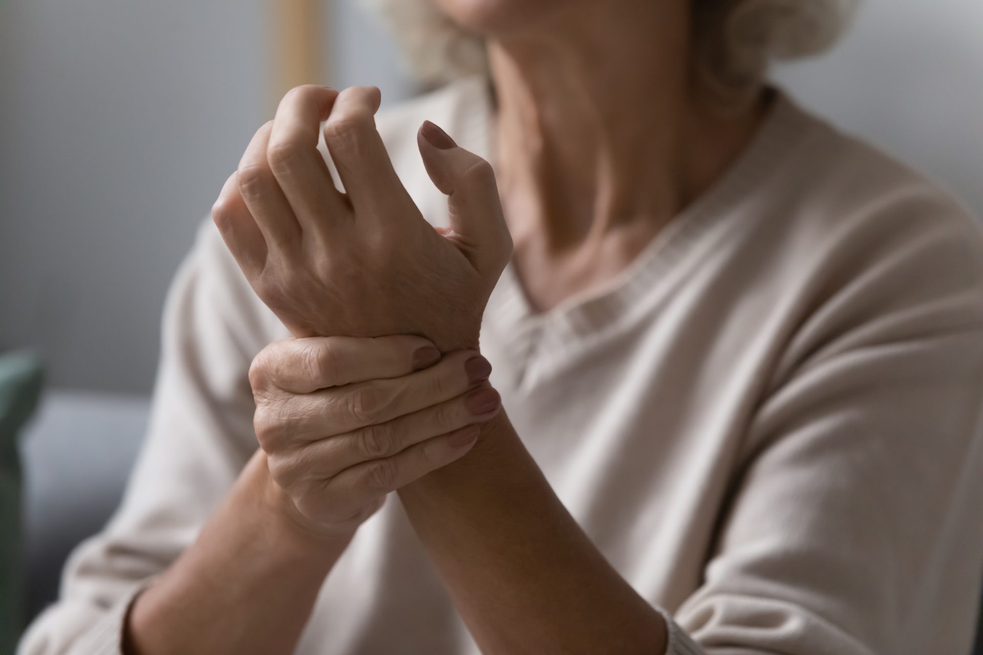 donna con mano sul polso sente battito cardiaco