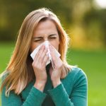 giovane donna con allergia