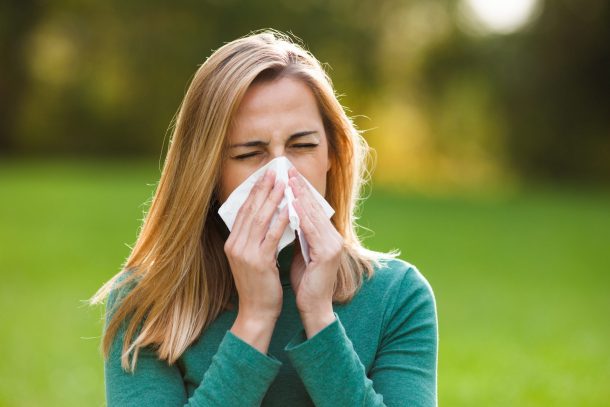 giovane donna con allergia