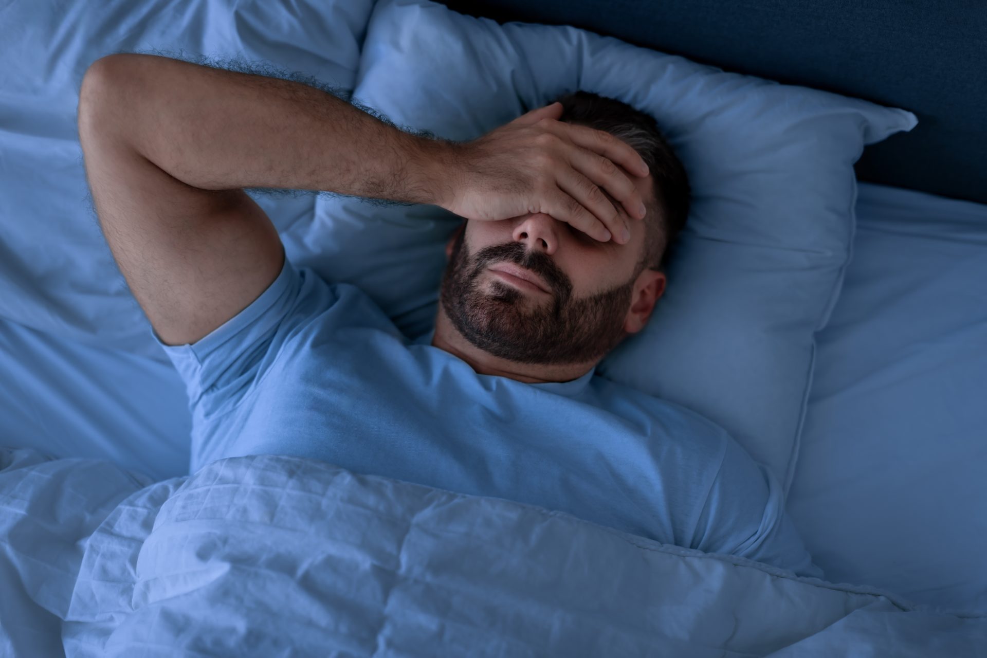 uomo con mal di test a letto