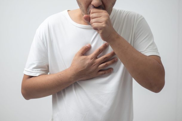 tubercolosi_cover uomo tossisce con mano sul petto