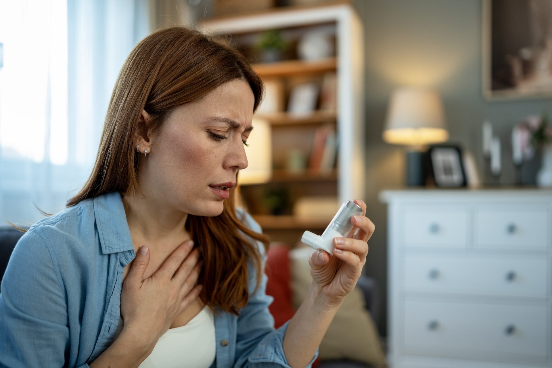 donna con asma utilizza farmaco broncodilatatore