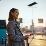 donna sorridente in aeroporto
