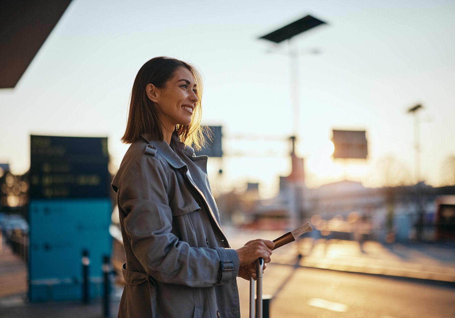 donna sorridente in aeroporto