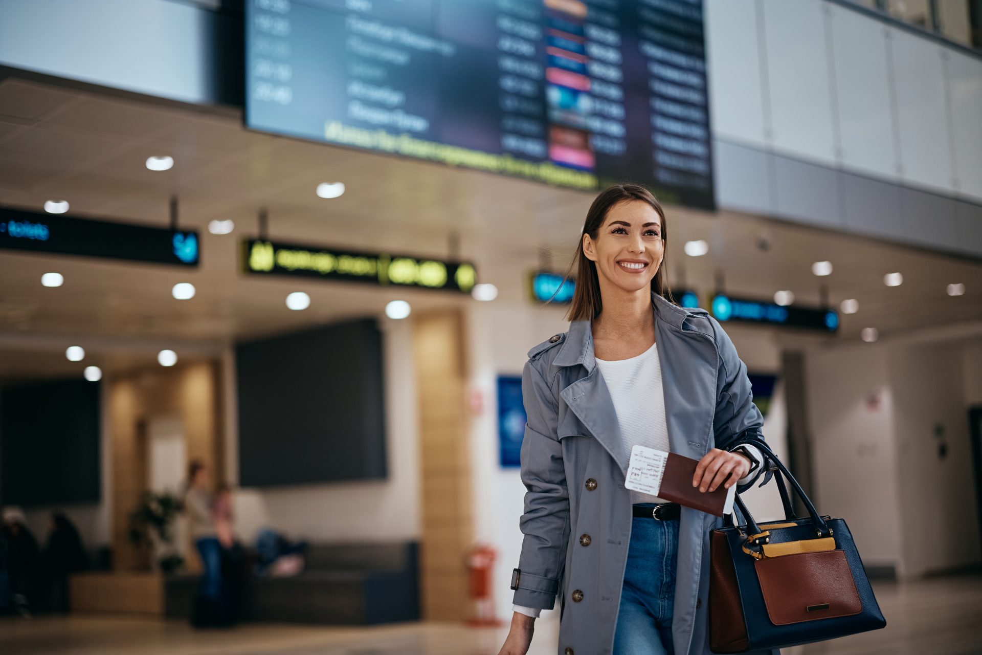 donna sorridente in aeroporto