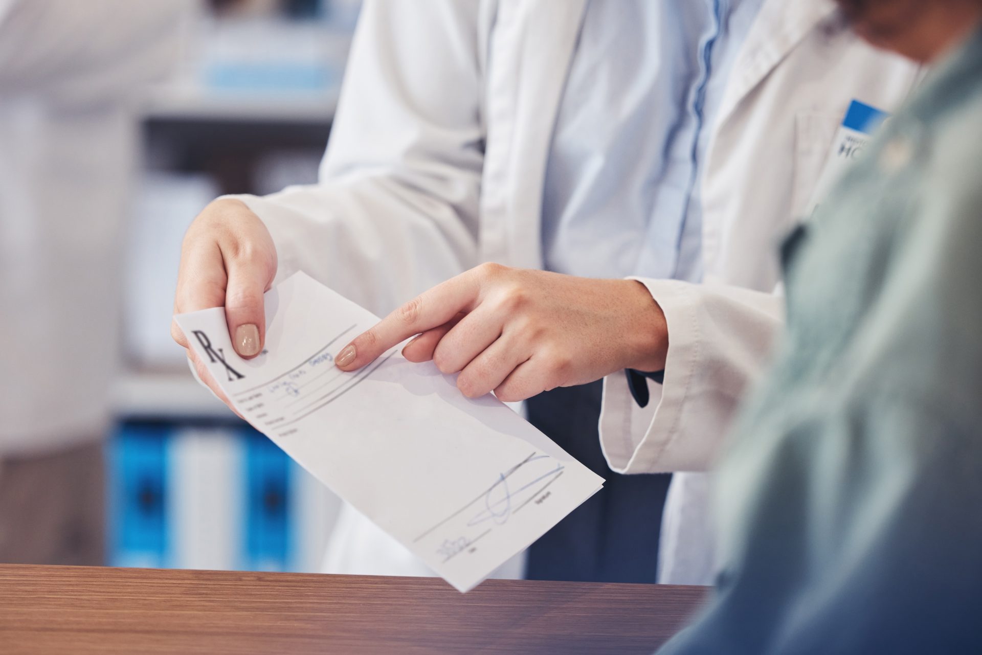 farmacista indica ricetta medica a cliente