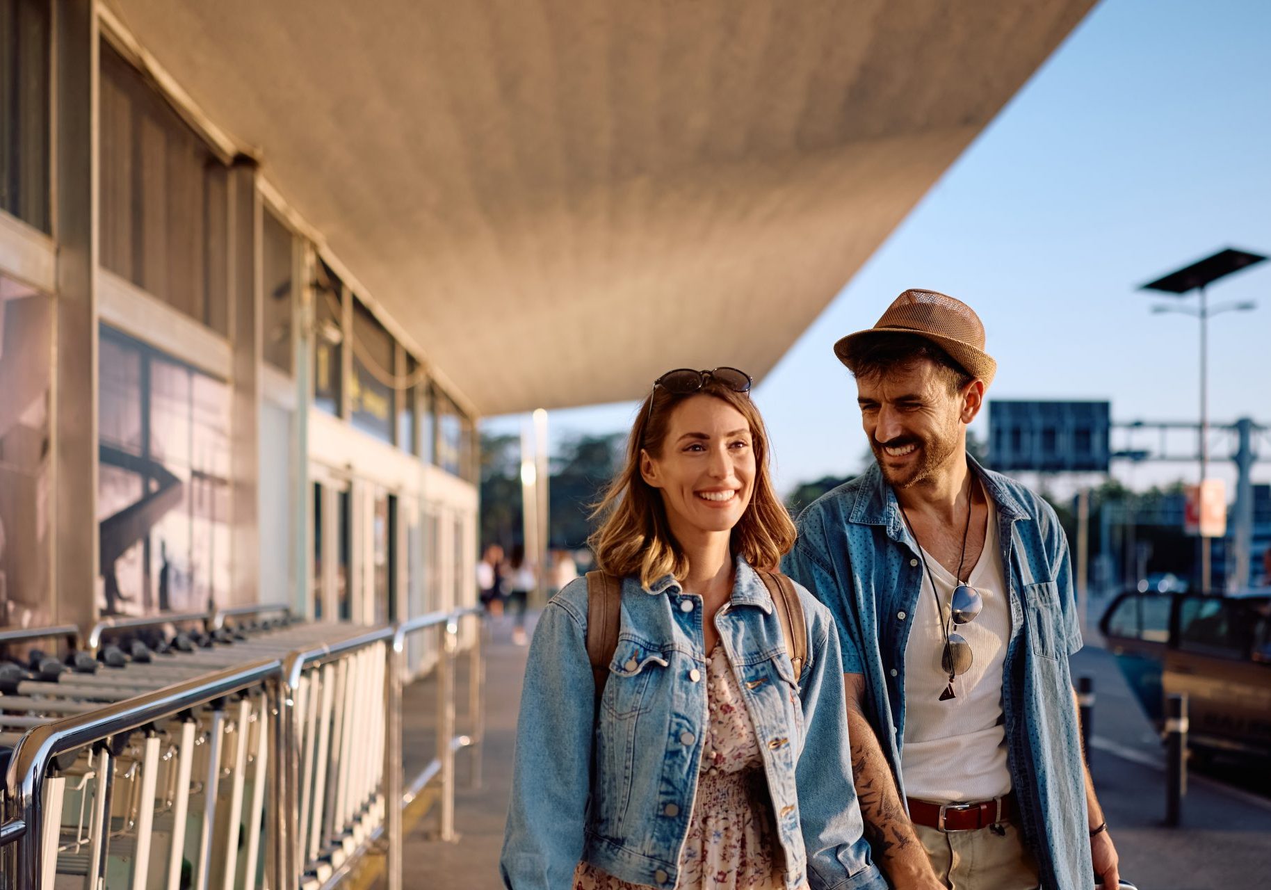 coppia di uomo e donna in aeroporto