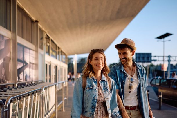 assistenza-sanitaria-estero_cover coppia di uomo e donna in aeroporto