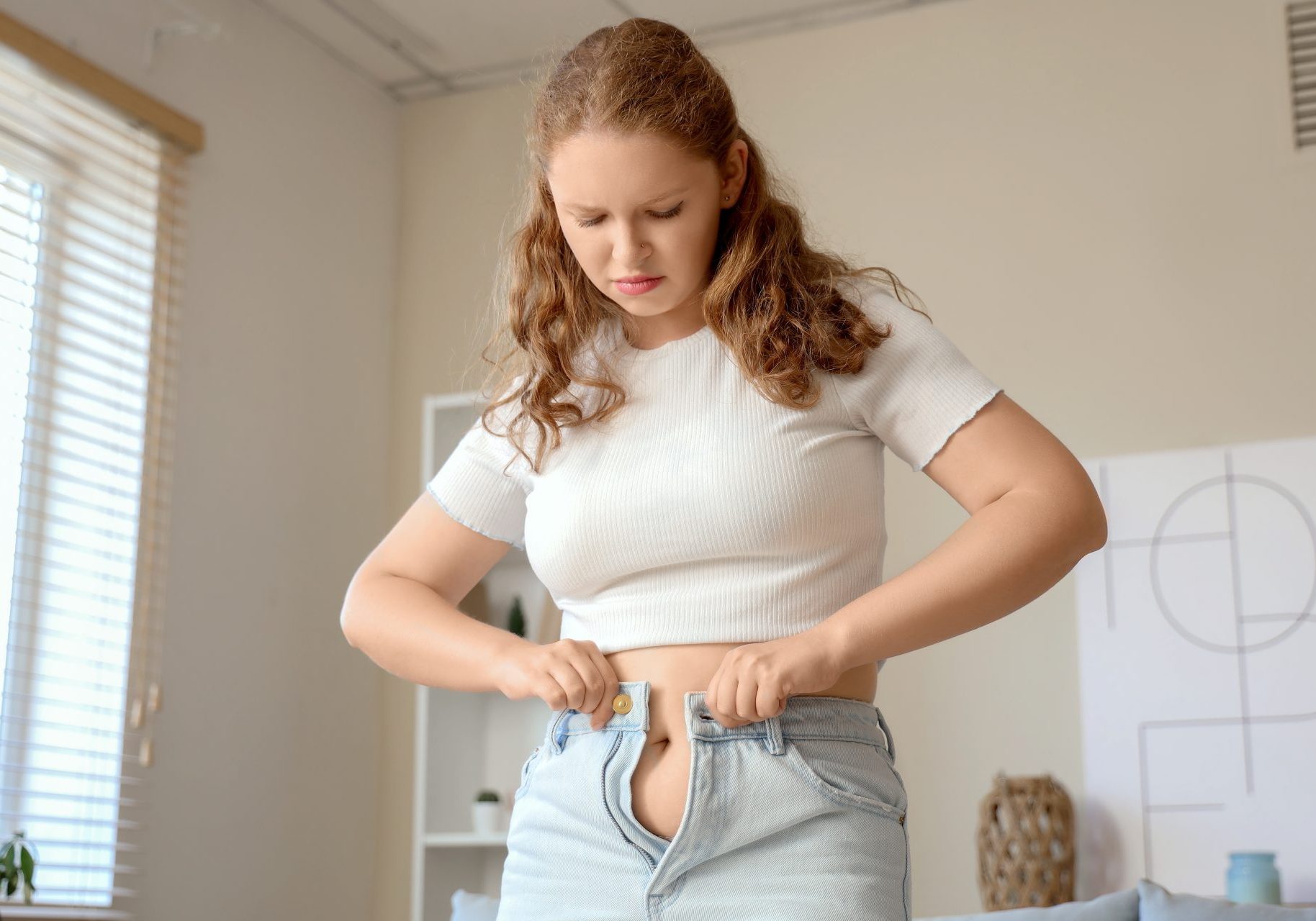bmi_cover ragazza fatica a indossare paio di jeans